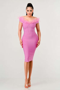 Faux Fur Shoulder Bandage Dress Soft feather trim along the neckline adding a unique texture and an air of whimsy. Tailored bodice with contouring seam lines that sculpt the figure, creating a sleek and elegant silhouette.</li> </ul>